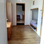Rustic Village Retreat 公寓