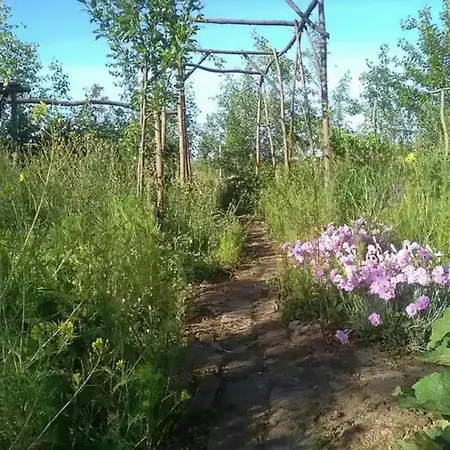 شقة Rustic Village Retreat *