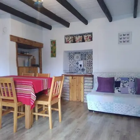 Rustic Village Retreat شقة