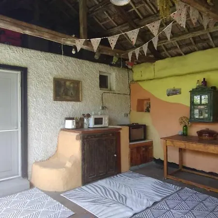 Rustic Village Retreat شقة